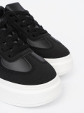 Klassische schwarze Sneakers mit dicker Sohle