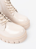 Stylische lackierte Stiefeletten in hellbeige