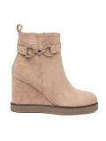 Beige Wedge-Stiefeletten mit dekorativer Schnalle