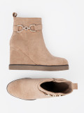 Beige Wedge-Stiefeletten mit dekorativer Schnalle