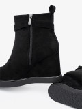 Schwarze Wildleder-Stiefeletten mit eleganter Schnalle