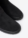 Moderne schwarze Stiefeletten mit silbernen Schnallen