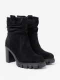 Stylische schwarze Stiefeletten mit gerafftem Schaft