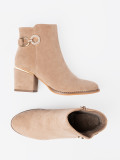 Elegante beige Stiefeletten mit dekorativer Schnalle