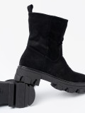 Schwarze Stiefeletten im minimalistischen Design