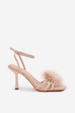 Beige Sandale mit Stiletto-Absatz und Federn