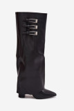 Schwarze Stiefel mit Blockabsatz, umgeschlagenem Schaft und Riemen mit Schnallen