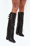 Schwarze Stiefel mit Blockabsatz, umgeschlagenem Schaft und Riemen mit Schnallen