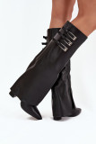 Schwarze Stiefel mit Blockabsatz, umgeschlagenem Schaft und Riemen mit Schnallen
