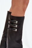 Schwarze Stiefel mit Blockabsatz, umgeschlagenem Schaft und Riemen mit Schnallen