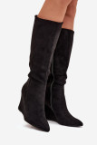 Gefütterte schwarze Stiefel mit Keilabsatz
