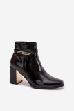 Lackierte Stiefelette mit Blockabsatz und Riemen – Schwarz
