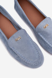 Blaue Mokassins aus Veloursleder mit goldenem Detail