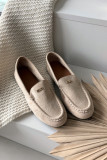 Beige Mokassins aus Velourslederimitat mit goldenem Detail