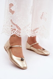 Ballerina mit Riemen und Schmuckdetail aus goldfarbenem Kunstleder