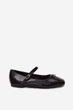 Lackierte Ballerinas mit Riemen und Zierapplikation aus Kunstleder, schwarz