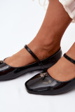 Lackierte Ballerinas mit Riemen und Zierapplikation aus Kunstleder, schwarz