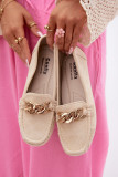 Beige Mokassins mit goldener Kette aus Wildlederimitat