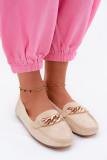 Beige Mokassins mit goldener Kette aus Wildlederimitat