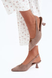 Beige Pumps mit offener Ferse und dekorativem Detail
