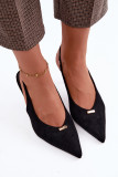 Schwarze Pumps mit offener Ferse und goldenem Detail am Stilettoabsatz