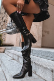 Gefütterter Stiefel mit dekorativem Riemen und Blockabsatz, schwarz