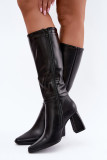 Gefütterter Stiefel mit dekorativem Riemen und Blockabsatz, schwarz