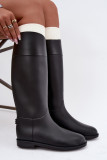 Hohe schwarze Gummistiefel mit flachem Absatz