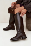 Stiefel mit flachem Absatz und dekorativem Riemen, braun