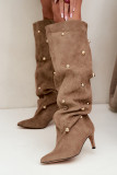 Beige Overknee-Stiefel mit Stilettoabsatz und goldenen Details