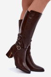 Gefütterte braune Stiefel mit Absatz und dekorativem Riemen