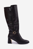 Gefütterte Stiefel mit Absatz und dekorativem Riemen schwarz