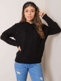 Schwarzer Pullover mit Zöpfen