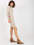 Helle beige figurbetonte Kleid mit Rollkragen