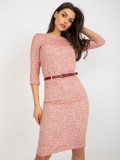 Eleganter roter Rock mit beigen Details