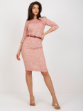 Eleganter roter Rock mit beigen Details