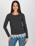 Schwarze Damenbluse mit Streifen und Spitze