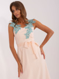 Pfirsichfarbene Abendkleid mit Spaghettiträgern