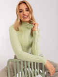 Pistazienfarbener Rippstrickpullover mit Rollkragen