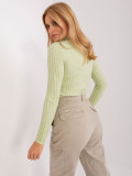 Pistazienfarbener Rippstrickpullover mit Rollkragen