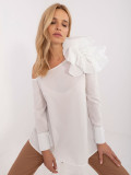 Elegante weiße Bluse mit asymmetrischem Ausschnitt