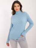 Heller blauer Pullover mit Rollkragen