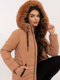 Bequeme Winterjacke mit Kapuze in Camel-Farbe