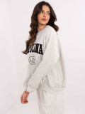Grauer Pullover mit Applikationen und Stickerei