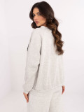 Grauer Pullover mit Applikationen und Stickerei