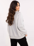 Grauer Pullover mit Applikationen und Stickerei