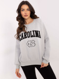 Grauer Pullover mit Applikationen und Stickerei