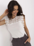 Weiße Bluse mit Spitze