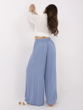 Stilvolle blaue Hose mit hohem Bund