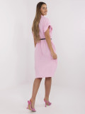 Einfaches rosa Kleid mit Kragen